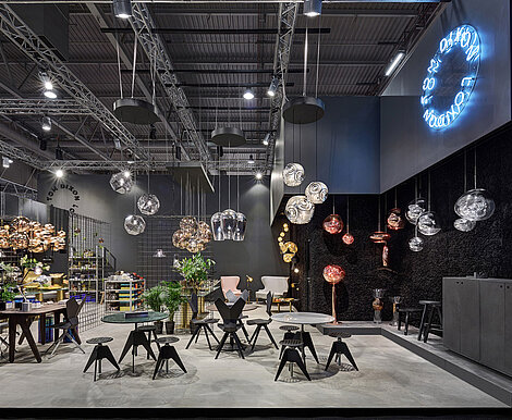 Echte Mooswand in Sonderfarbe Schwarz für Tom Dixon Messestand (1) Schwarze Mooswand aus konserviertem Islandmoos, Evergreen Premium, für Tom Dixon