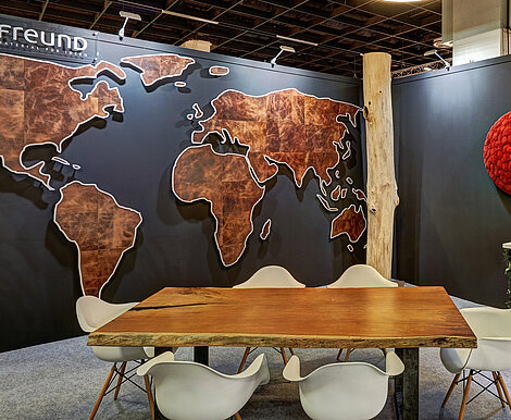 Echtes Leder als individuelle Form, Weltkarte, Messeinstallation, immcologne, Freund GmbH