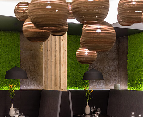 Evergreen Mooswände by Freund in der Inneneinrichtung eines Restaurants