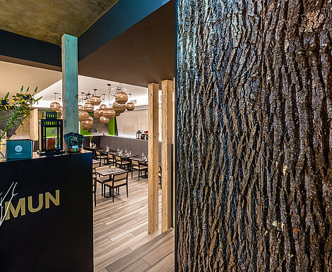 Sophisticated restaurant decor, real Bark House® poplar bark, wall panels, Mun restaurant, Munich, by Freund GmbH