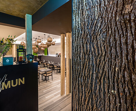 Restaurant Einrichtung in edlem Design, echte Bark House® Pappelrinde, Wandpaneele, Mun Restaurant, München, von Freund GmbH