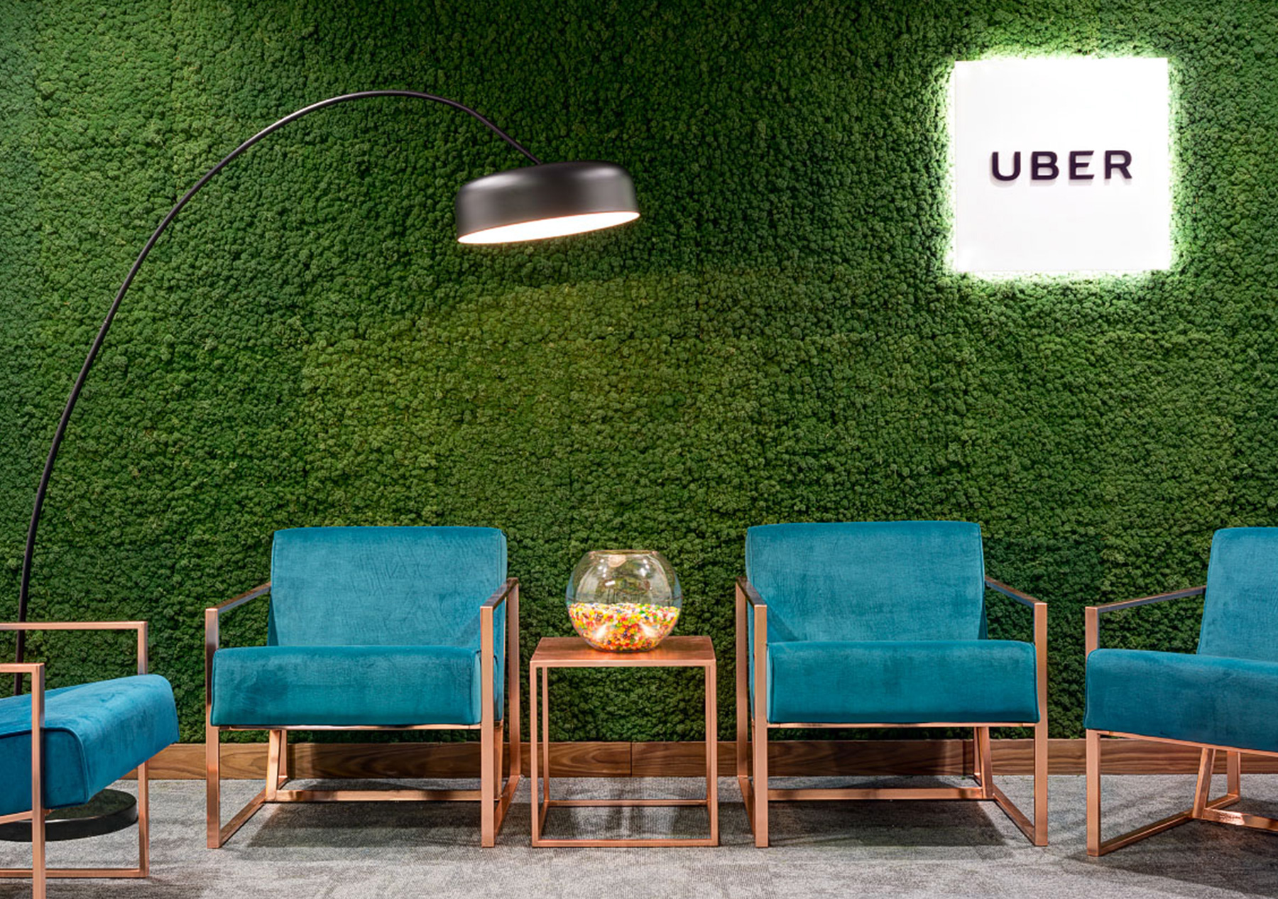Mooslogo aus akustisch wirksamen Evergreen Moos Standard, integriertes Firmenlogo im Büro UBER