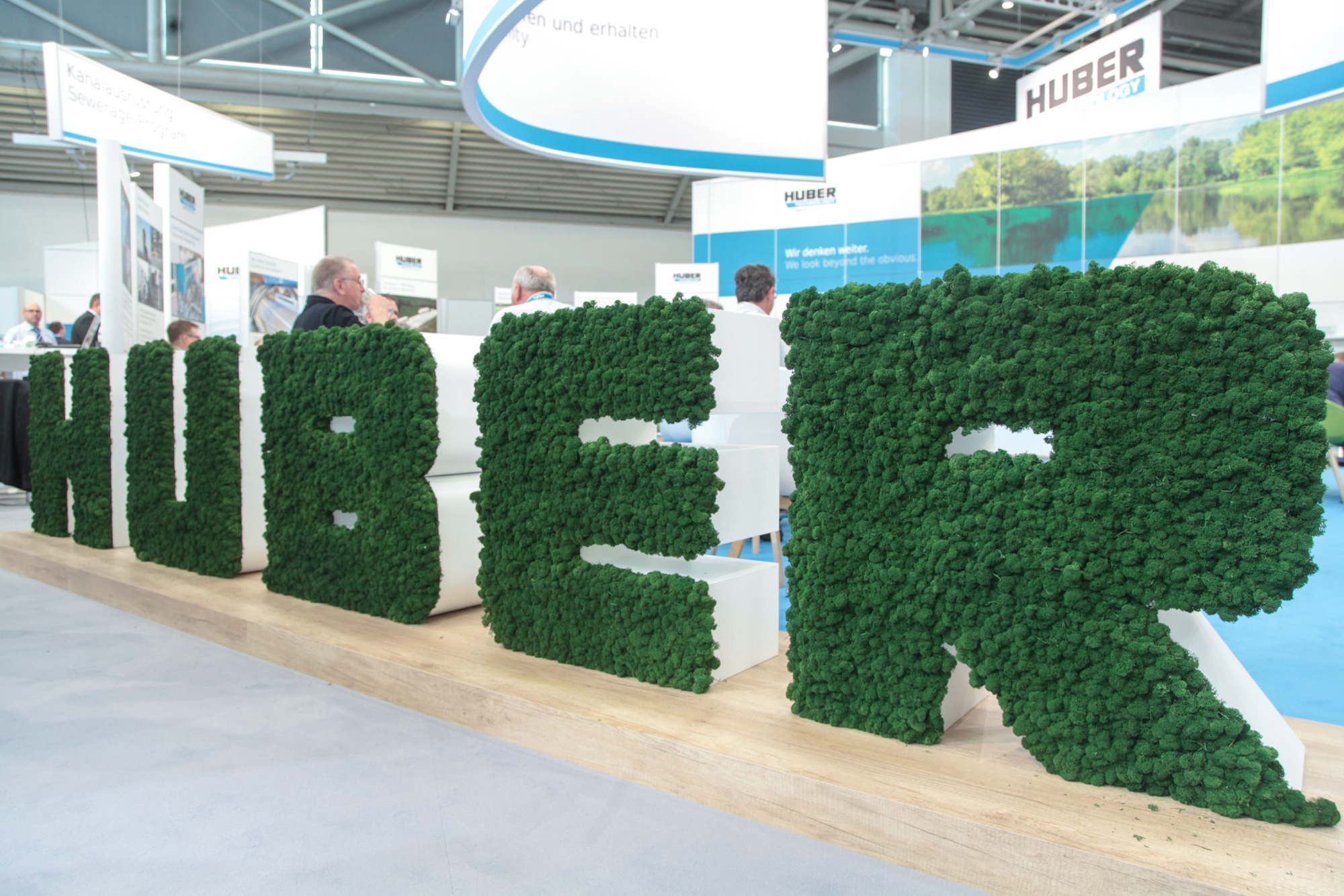 Moosbuchstaben HUBER aus Freund Evergreen Moos Premium, Messestand, Moosobjekte